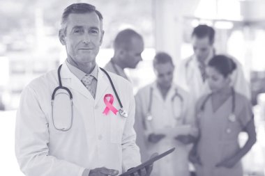 Doktor arka planda meslektaşları ile