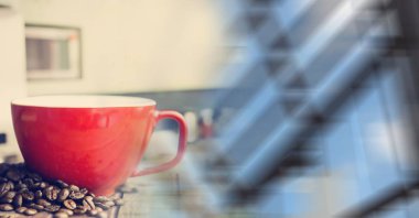 Kırmızı kahve fincanı fasulye ile 