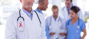 Doktor arka planda meslektaşları ile