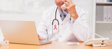 dizüstü bilgisayar kullanan ve Evet Doktor 