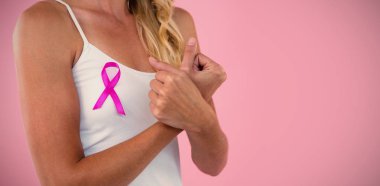 Kadın pembe kurdele ile