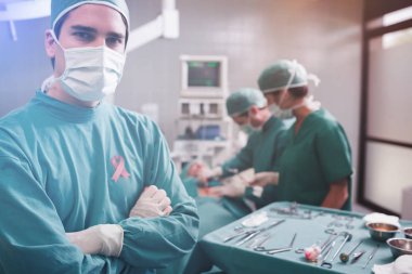 kollarını çapraz cerrah