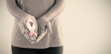 kurdele ile genç kadın