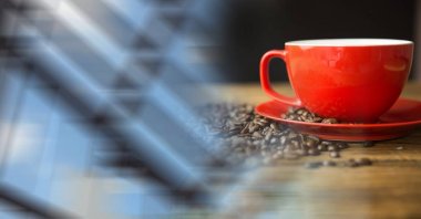 Kırmızı kahve fincanı fasulye ile