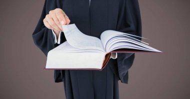 Yargıç kahverengi arka planı okuma