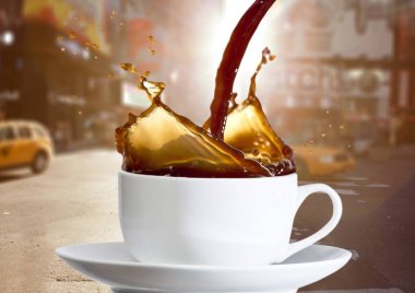 kahve beyaz bardağa dökülür varlık 