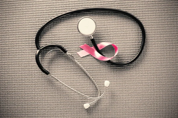 Stethoskop mit rosa Schleife — Stockfoto