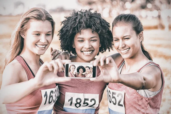 Corredores que apoyan maratón de cáncer de mama — Foto de Stock