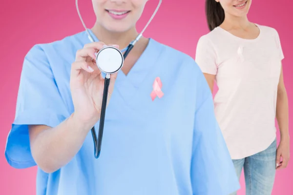 Cirujano femenino usando estetoscopio — Foto de Stock