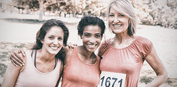 Mujeres que participan en maratón de cáncer de mama — Foto de Stock