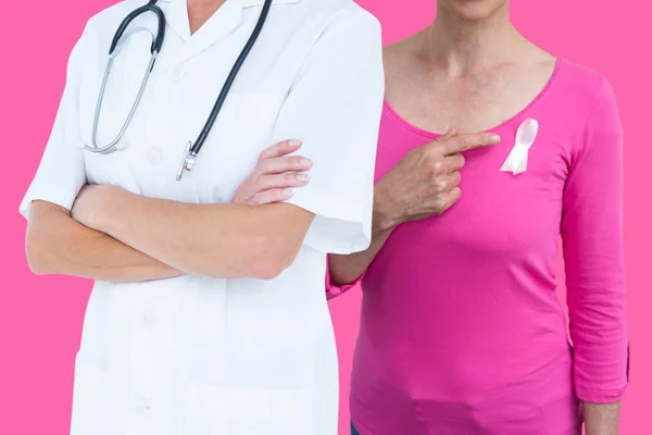 Kvinnliga läkare ständiga händerna vikas — Stockfoto