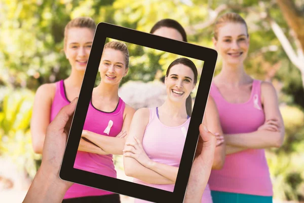 genç gülümseyen kadın gönüllü