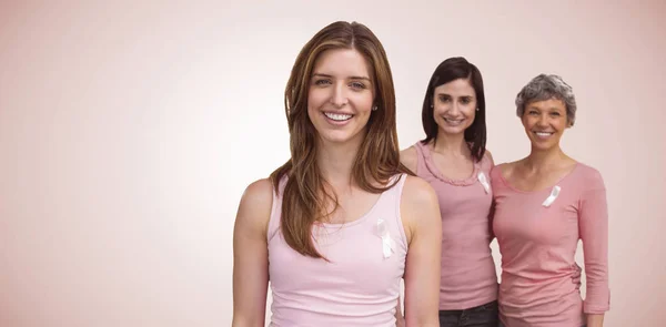 Mujeres en trajes rosas posando — Foto de Stock