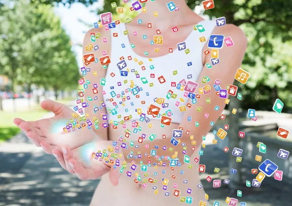 Mãos com ícones de aplicação — Fotografia de Stock