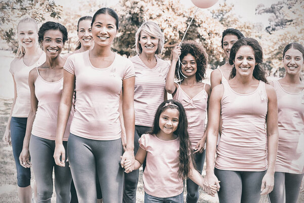 Mujeres que apoyan el conocimiento del cáncer de mama — Foto de Stock