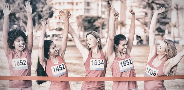 Mujeres que apoyan el maratón del cáncer de mama — Foto de Stock