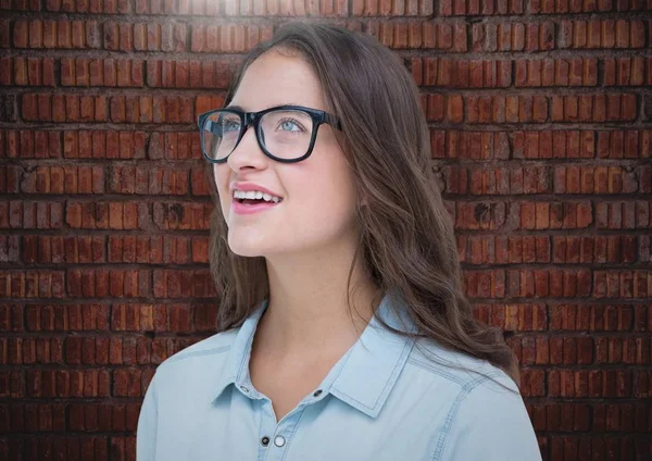 Millennials mulher olhando para cima — Fotografia de Stock