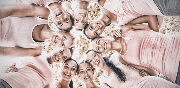 Усміхнені жінки організовують захід — стокове фото