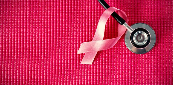 Стетоскоп с помощью розовой ленты информированности о раке груди — стоковое фото