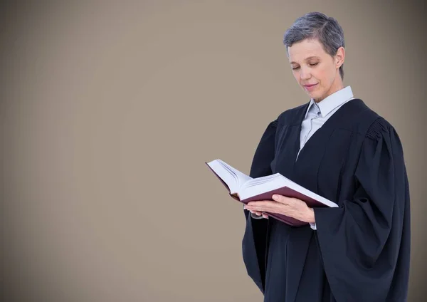 Чтение судьи-женщины — стоковое фото
