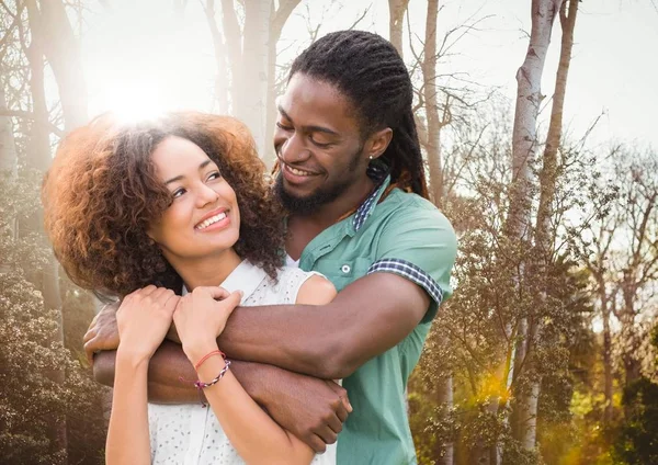 Couple embrassant contre les arbres flous — Photo