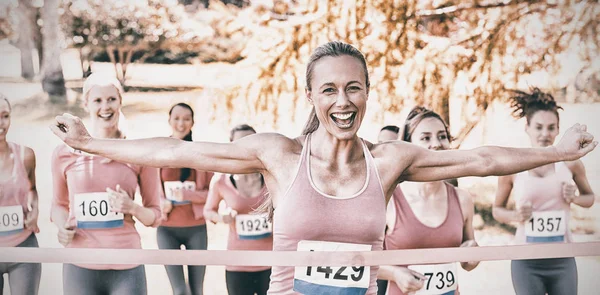 Mujeres sonrientes corriendo por la conciencia del cáncer de mama — Foto de Stock