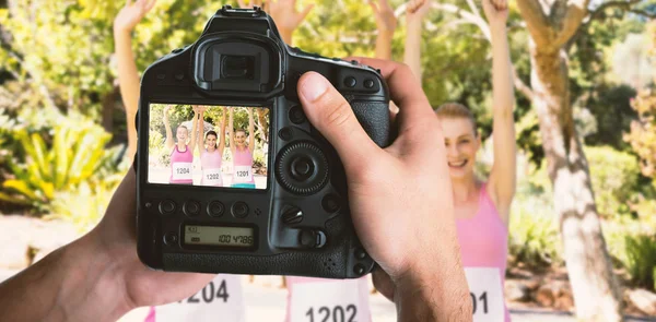 kadın sporcular kaldırdı kollarını 