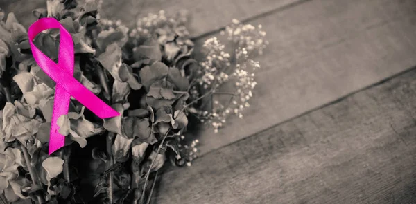 Розовая лента информированности о раке груди на цветах — стоковое фото