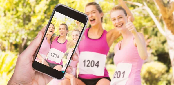 El ele tutuşan cep telefonu 