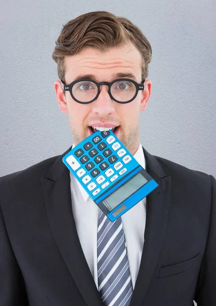 Homme nerveux avec calculatrice dans la bouche — Photo