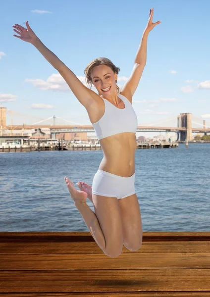 kadın havada atlama