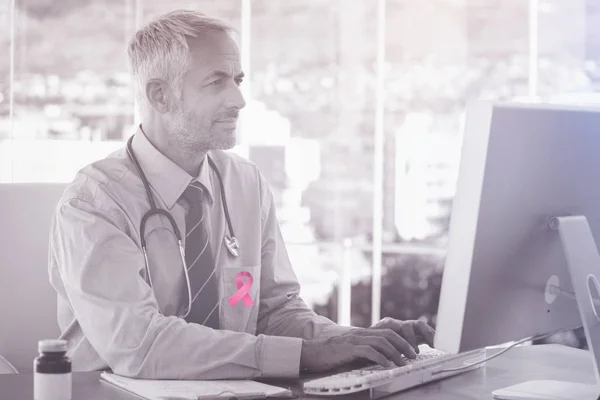 Doctor trabajando en computadora — Foto de Stock