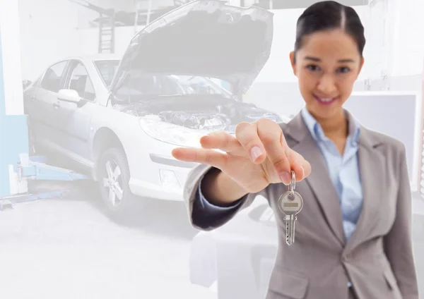 Frau hält Schlüssel vor Auto — Stockfoto