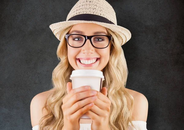 Mulher sorrindo com café — Fotografia de Stock