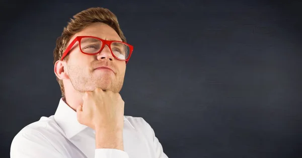 Nerd-Mann denkt gegen Marinetafel — Stockfoto