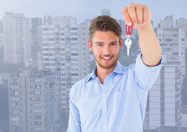 Homem segurando chave — Fotografia de Stock