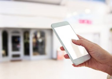 telefon mall alışveriş merkezi içinde tutan el