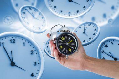 Çalar saati tutan adam.