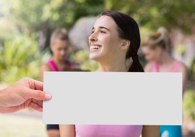 Pembe atletik sağlıklı kadın ile kartı tutan el