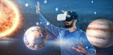 VR oynayan adam 