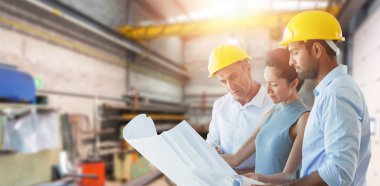 planı üzerinde tartışırken mimarlar 