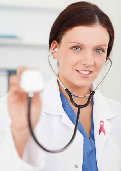 Médico com fita de consciência de câncer de mama — Fotografia de Stock