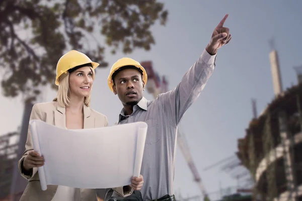 Mannen gestikulerande stående med arkitekt — Stockfoto