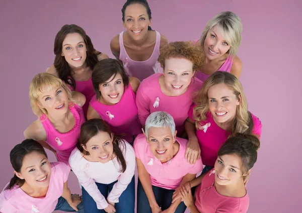 Mujeres con cáncer de mama mirando hacia arriba — Foto de Stock