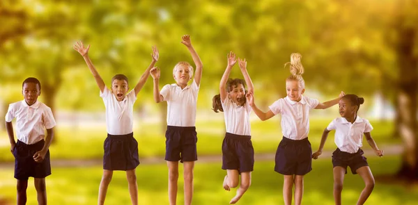 Schüler in Schuluniformen springen — Stockfoto