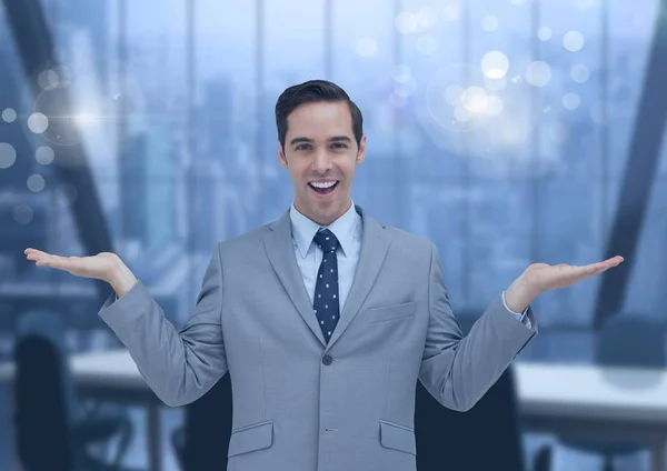 Homme d'affaires les mains ouvertes au bureau — Photo