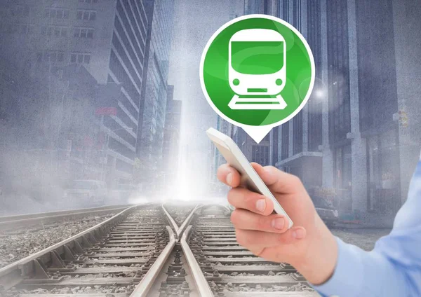 Telefon tren simgesiyle tutan el 