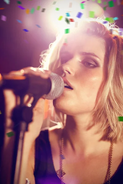 Singer performing at nightclub — Stock Photo, Image