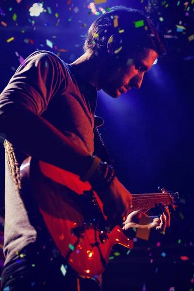 Guitarrista tocando guitarra no palco — Fotografia de Stock