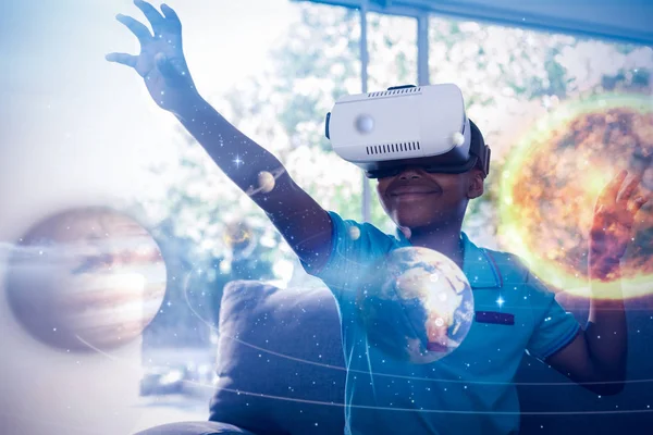 Garçon portant casque de réalité virtuelle — Photo